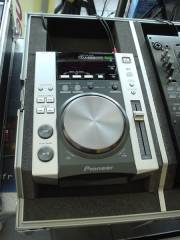 <b>FLIGHT CDJ200</b><br />
Voici un FLYER réalisé sur mesure pour une platine CDJ 200 avec une table de mixage et un casque DJ's.