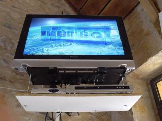 <b>camping de la grange de monteillac</b><br />
Installation d'un vidéo projecteur avec toile de projection électrique. Cette installation permet de regarder un DVD, une présentation via ordinateur portable ou même une émission de télévision sur un écran de 3m par 3m. Toutes les commandes se font à distance.