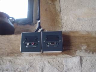<b>camping de la grange de monteillac</b><br />
Installation d'un vidéo projecteur avec toile de projection électrique. Cette installation permet de regarder un DVD, une présentation via ordinateur portable ou même une émission de télévision sur un écran de 3m par 3m. Toutes les commandes se font à distance.
