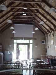 <b>camping de la grange de monteillac</b><br />
Installation d'un vidéo projecteur avec toile de projection électrique. Cette installation permet de regarder un DVD, une présentation via ordinateur portable ou même une émission de télévision sur un écran de 3m par 3m. Toutes les commandes se font à distance.