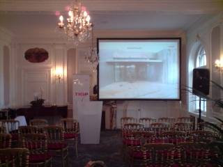 <b>Installation Hotel MERCURE</b><br />
Voici le système installé à l'hôtel MERCURE de rodez à l'occasion d'une conférence prestigieuse TIGF avec vidéo projecteur, écran blanc, écran plasma et une régie mobile.